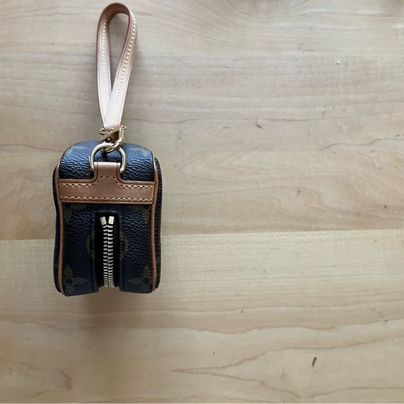 Auth Louis Vuitton Card/Coin Holder Wristlet - Picture 7 of 9